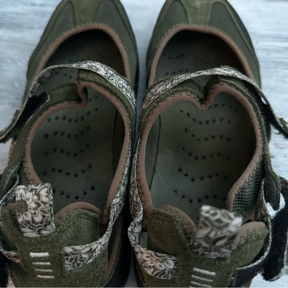 Lands’ End Hiking Flats 8.5 - Picture 5 of 9